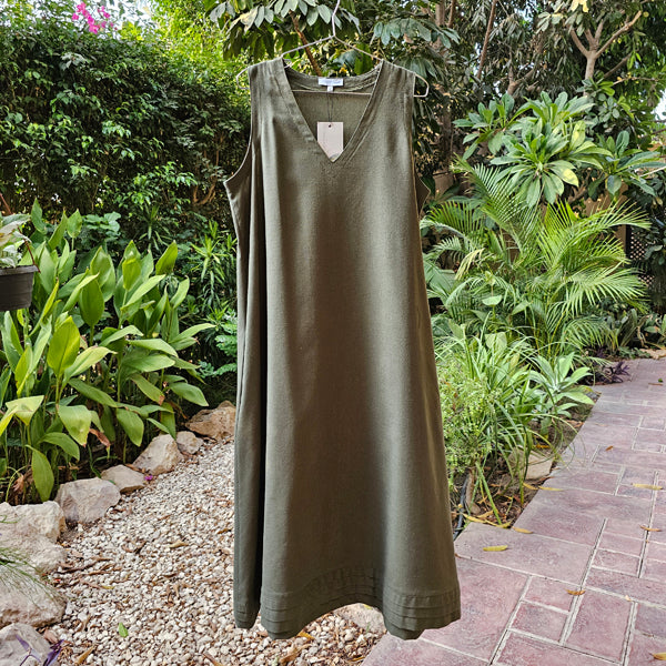 LINEN CHARM TRIPLE PLEAT DRESS